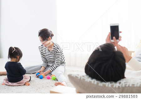 丈夫對撫養孩子漠不關心 丈夫對撫養孩子漠不關心 29881503