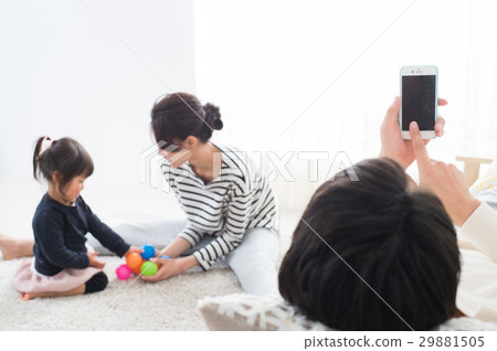 丈夫對撫養孩子漠不關心 丈夫對撫養孩子漠不關心 29881505