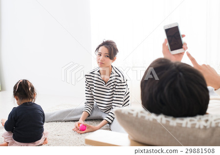 丈夫對撫養孩子漠不關心 丈夫對撫養孩子漠不關心 29881508