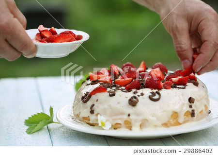 decorates the cake 29886402