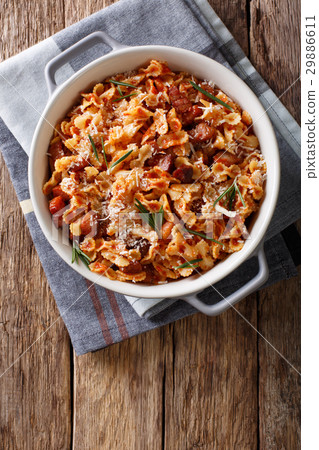 Baked pasta with tomato, bacon and cheese 29886611