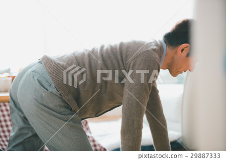 senior, moving, crawl 29887333
