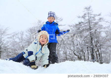 一個小孩在雪地裡玩 29894307
