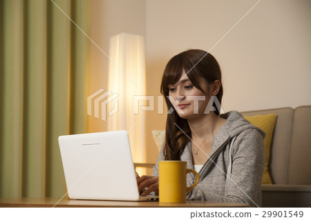 Women in their 20s surfing the net at midnight 29901549