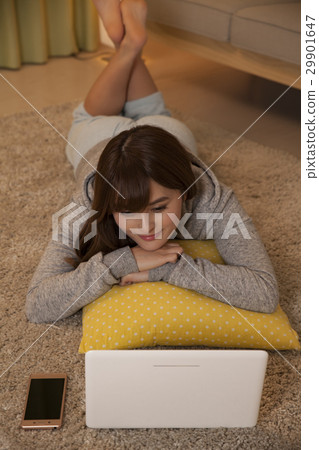 衝浪網的婦女，當說謊在地板上時 29901647