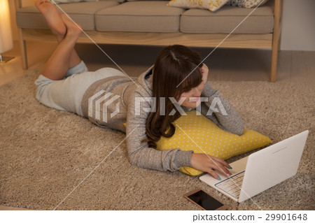 衝浪網的婦女，當說謊在地板上時 29901648