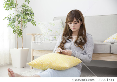 一個女人在家度假慢慢回家 29901734