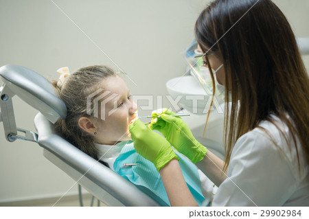 Female Dentist checking little girl patient 29902984