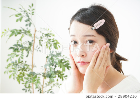 A young Japanese woman who skincare at home 29904210