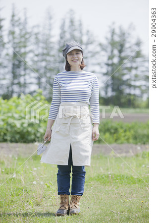 微笑在庭院裡的婦女 29904363