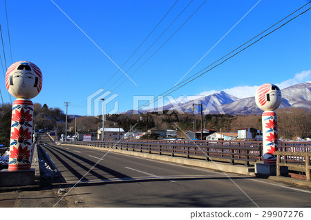 從Tonokuda溫泉鎮Kokeshi的雪風景 29907276