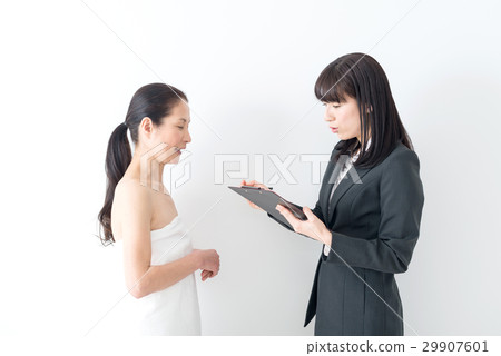 Business woman to check with women in their 50s who received esthetic 29907601