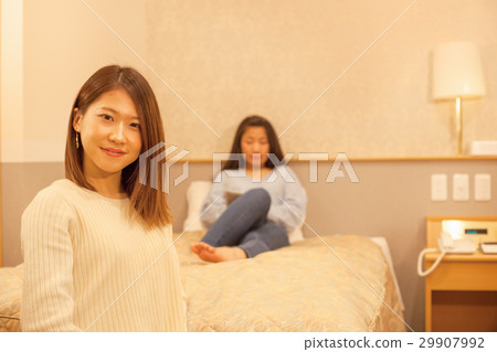 兩個女人在酒店房間放鬆 29907992