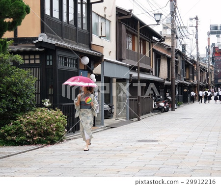 京都街頭和穿著和服的女人 京都街頭和穿著和服的女人 29912216