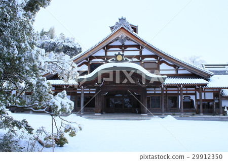 在雪原縣的滋賀縣的Shimogyoji的神社的狀態。 29912350