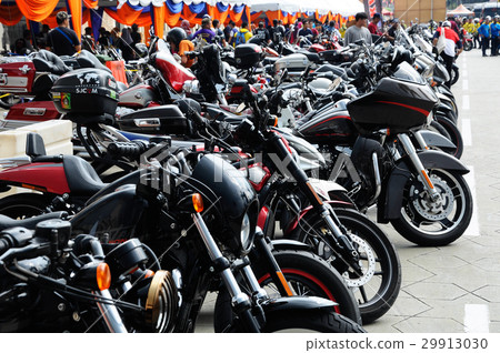 Harley Davidson easy rider motorcycle gathering  29913030