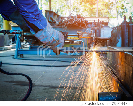 Worker cutting steel with acetylene welding 29914483