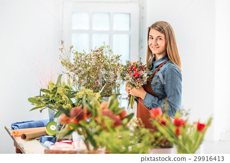 Florist at work: the young girl making fashion 29916413
