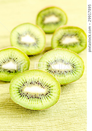 Cross section kiwifruits 29917895