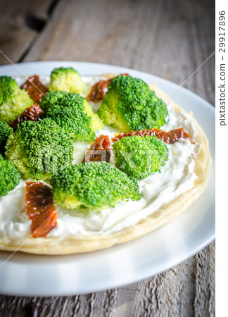 Quiche with broccoli and sun dried tomatoes 29917896