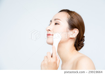 Women who use facial equipment Women who use facial equipment 29919664