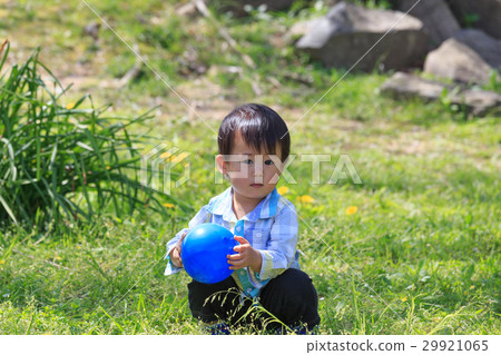 嬰兒在生活方式公園玩 嬰兒在生活方式公園玩 29921065