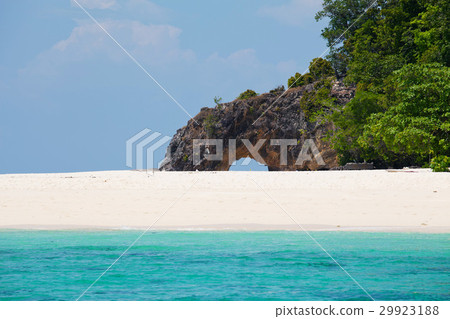 Arch with beach 29923188