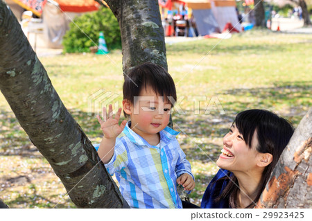 LIFESTYLE Parents playing with cherry trees LIFESTYLE Parents playing with cherry trees 29923425