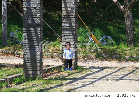 Parents and children playing with lifestyle hide-and-see activities Parents and children playing with lifestyle hide-and-see activities 29923472