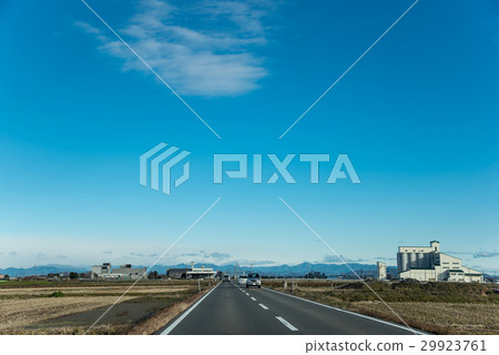 農村公路一路筒倉冬天的早晨 29923761