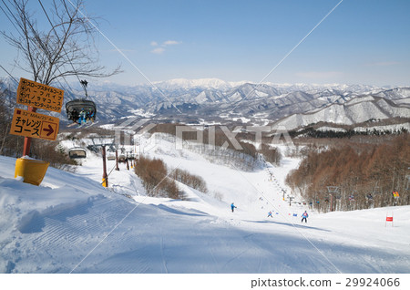 高(Takasee)滑雪場福島縣(Fukushima)縣的山坡和山脈 高(Takasee)滑雪場福島縣(Fukushima)縣的山坡和山脈 29924066