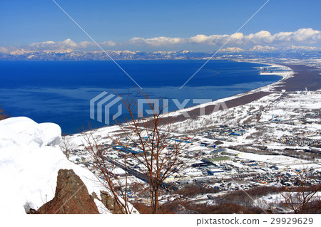 從Zeniko Tengu山看見的早期的春天Ishikari海灣 29929629