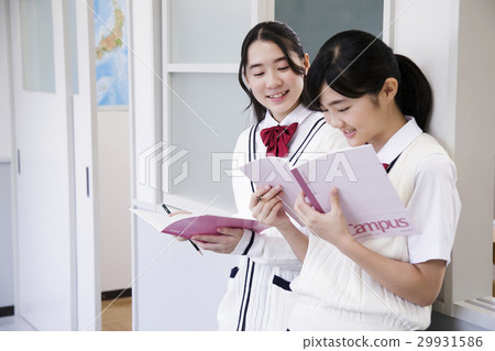 走廊研究學校教室學生同學女同學教育學習高中生 走廊研究學校教室學生同學女同學教育學習高中生 29931586