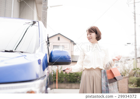 Car shopping woman Car shopping woman 29934372