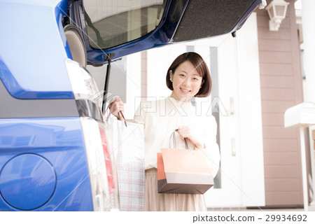汽車購物的女人 汽車購物的女人 29934692