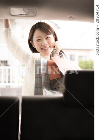 汽車購物的女人 29934714