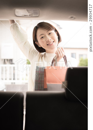 Car shopping woman 29934717