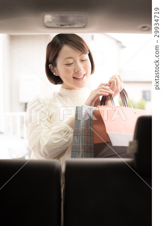 Car shopping woman 29934719