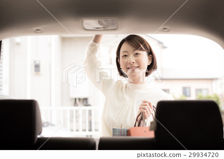 汽車購物的女人 29934720