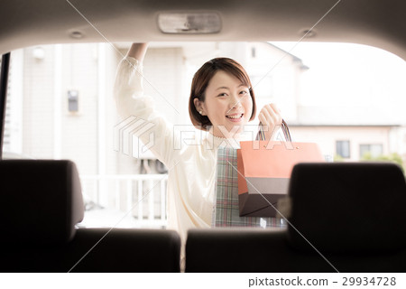 Car shopping woman 29934728