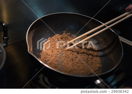 Spice in iron pan Spice in iron pan 29936342