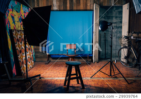 Vintage empty photo studio with lighting equipment 29939764