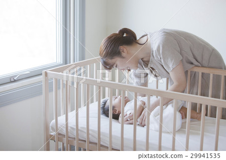 Newborns and mothers 29941535