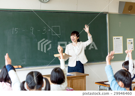 Elementary school, lesson image, hand raising 29946460