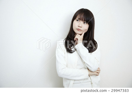 一個年輕的女士在她二十多歲的姿態，姿勢，白背 29947383