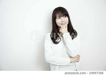 一個年輕的女士在她二十多歲的姿態，姿勢，白背 29947386