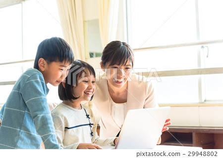 Elementary school, classroom, personal computer learning Elementary school, classroom, personal computer learning 29948802