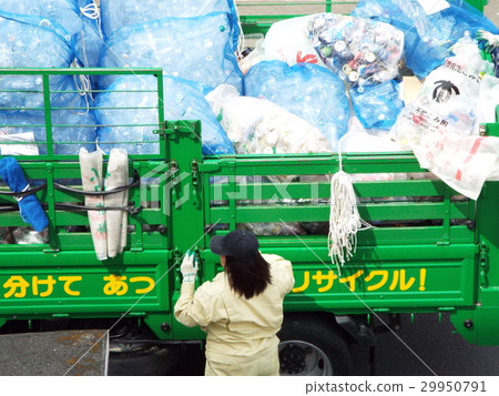 A garbage collection vehicle will come today. 29950791
