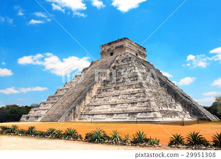 Ancient Mayan pyramid, Chichen Itza, Yucatan, 29951308