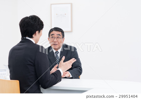 Senior businessman (counseling) 29951404